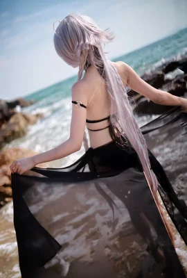 Доу Нианг-Ли Се на открытом воздухе показала свою гордую грудь «FGO-Black Joan of Arc Swimsuit» (40 фото)